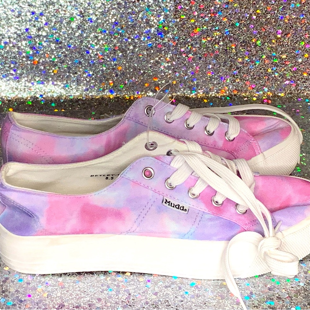 I am selling these Mudd Sneakers, they are a size 8.5 in woman’s, never worn.